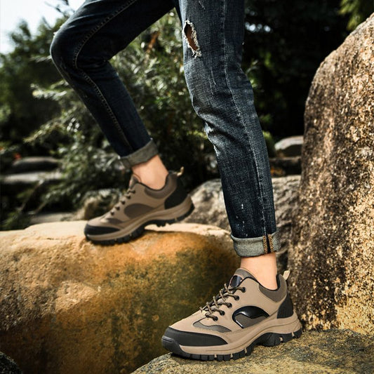 Hombres cómodos zapatos de senderismo al aire libre